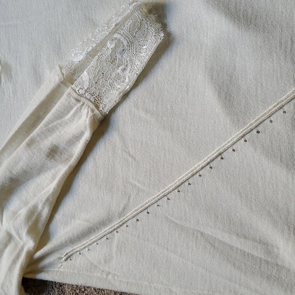 KOOKAI V-neck White/Cream Top - Picture 6 of 11